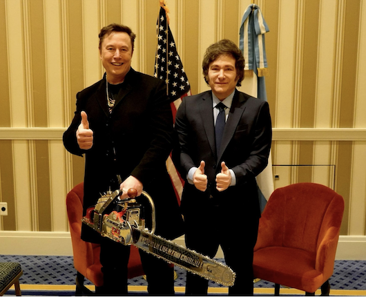 官僚組織を解体するイーロン・マスク。チェーンソーを持っている。